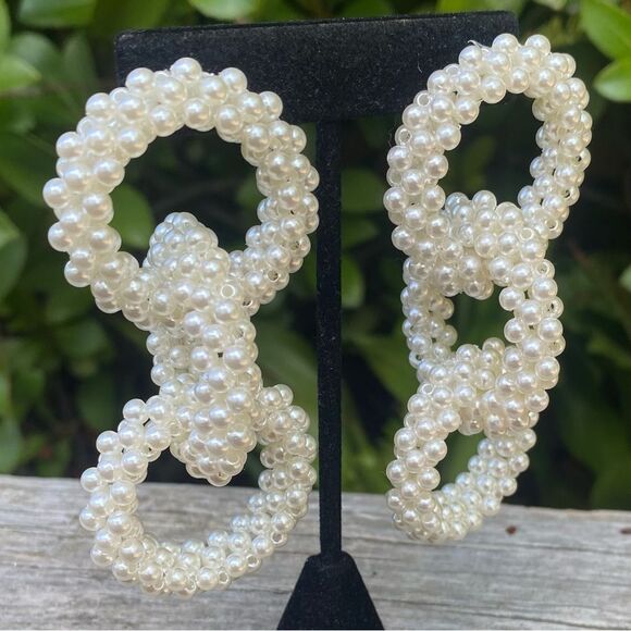 NWOT New Amber Sceats x Revolve Willow Pearl Loop Post Earrings Bridal Classic - Picture 3 of 4